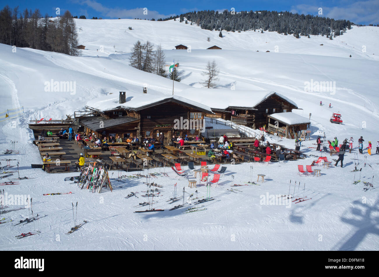 Luftaufnahme eines Restaurants im Skigebiet Alpe di Suisi nahe der Stadt von St. Ulrich in den Dolomiten, Südtirol, Italien Stockfoto