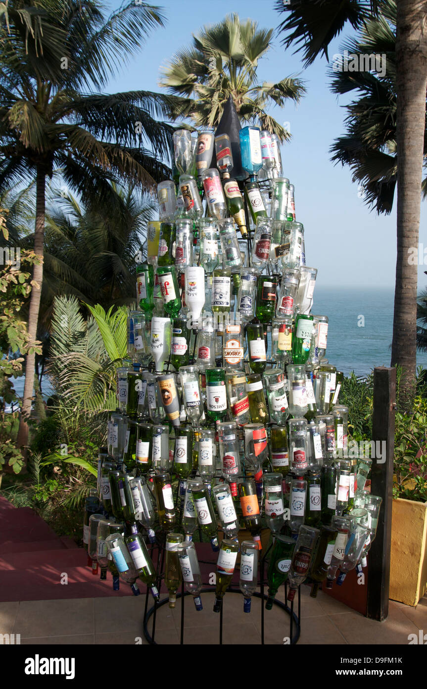 Weihnachtsbaum aus Flaschen, Ngala Lodge, zwischen Bakau und Fajara, in der Nähe von Banjul, Gambia, Westafrika, Afrika gemacht Stockfoto