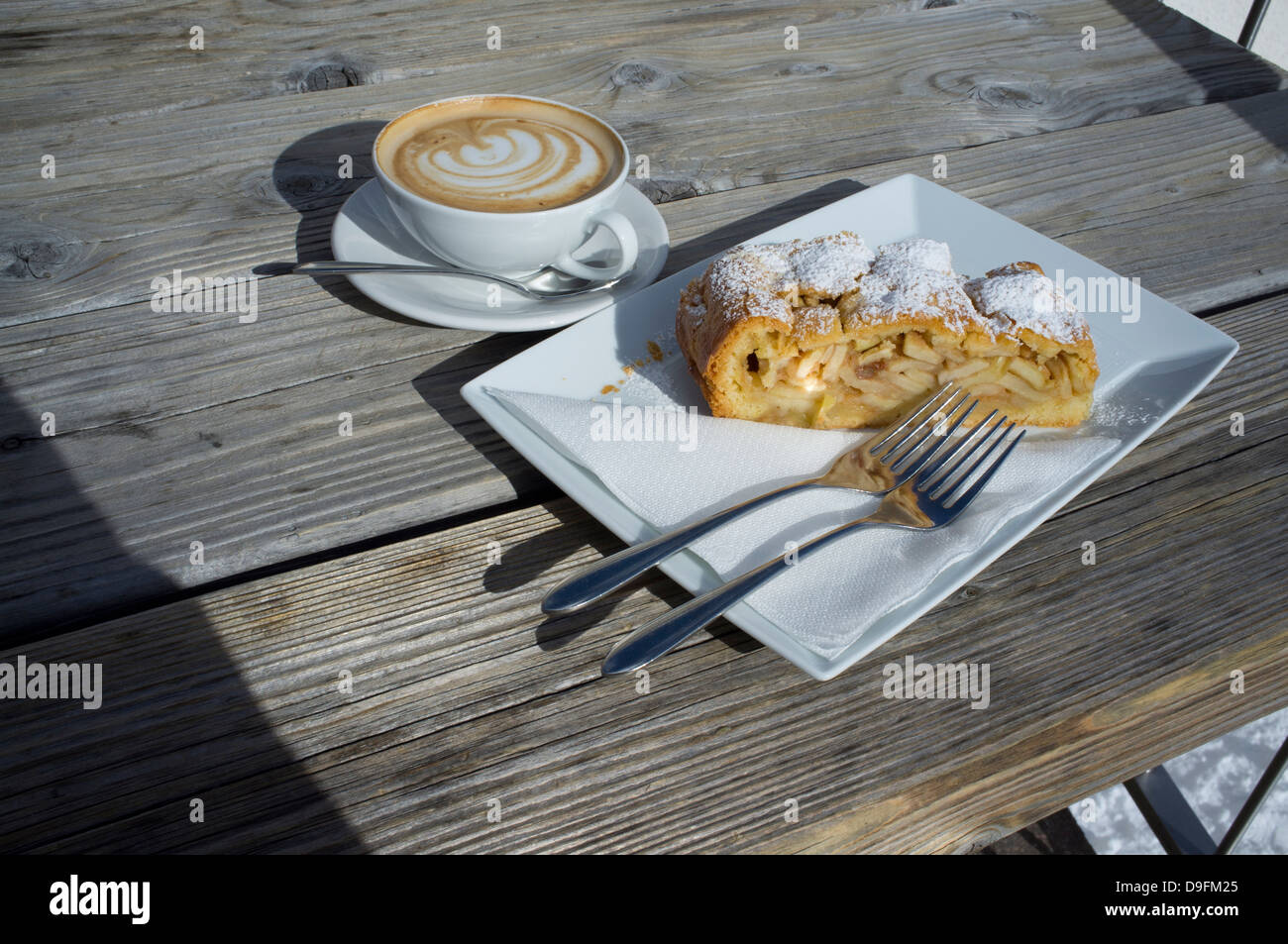 Apfelstrudel und Cappuccino in einem Bergrestaurant in den Dolomiten, Südtirol, Italien Stockfoto