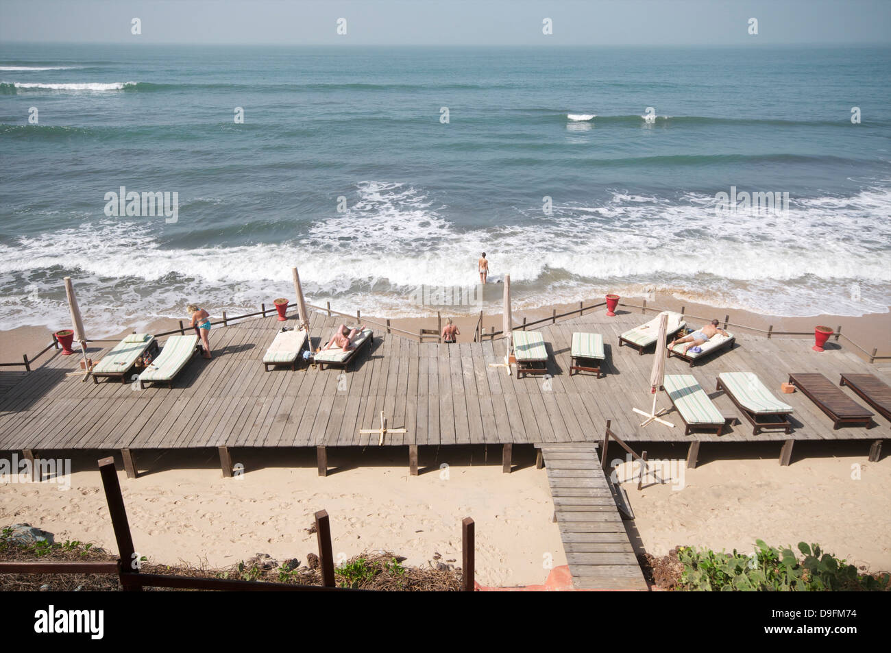 Strand von Ngala Lodge, gelegen zwischen den Resorts von Bakau und Fajara, in der Nähe von Banjul, Gambia, Westafrika, Afrika Stockfoto