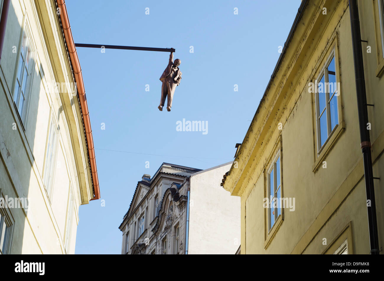 Hängende Mann über die Straße von David Cerny, Prag, Tschechische Republik Stockfoto
