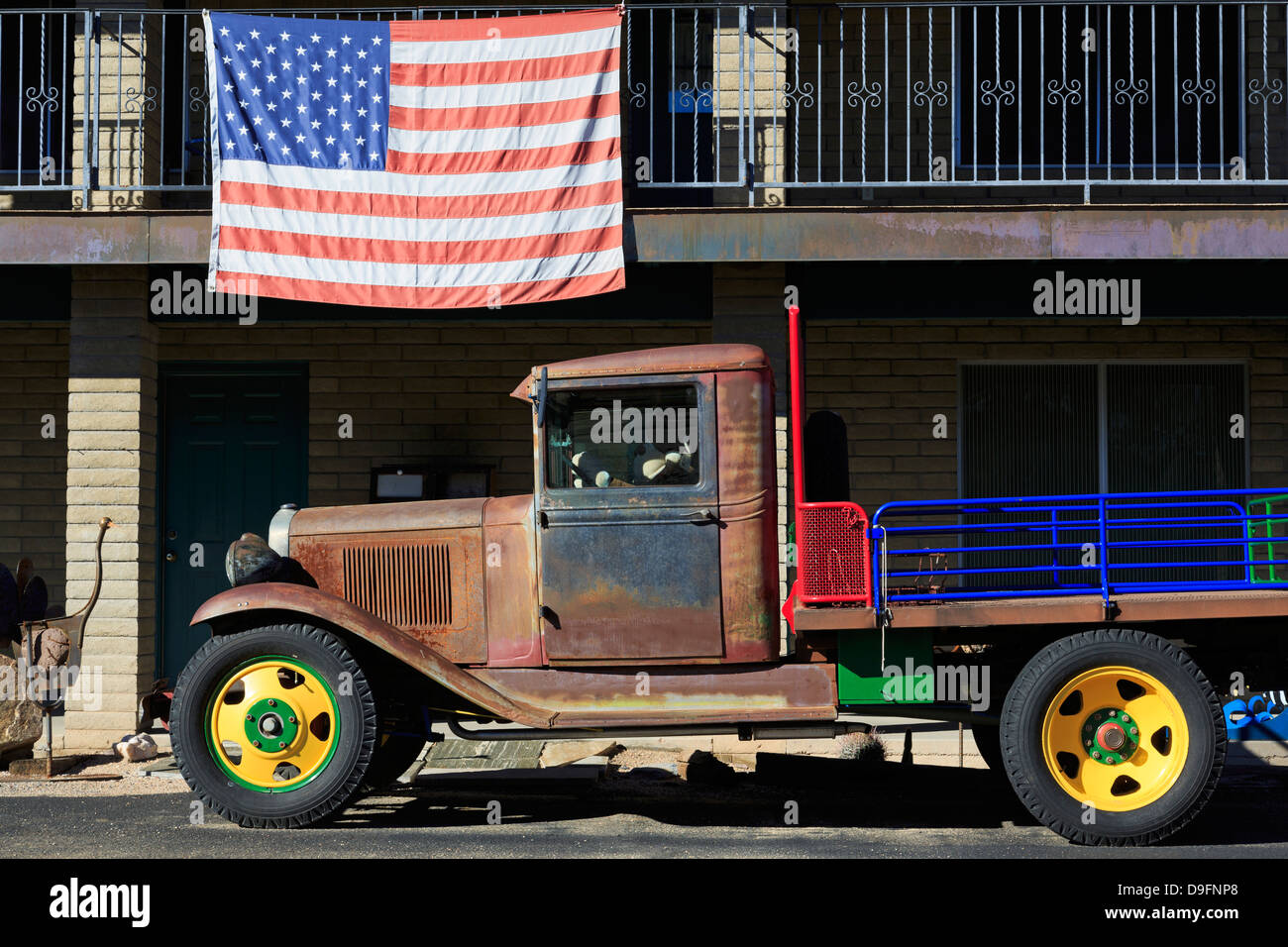 Alter Lkw und amerikanische Flagge, Cave Creek, Arizona, USA Stockfoto