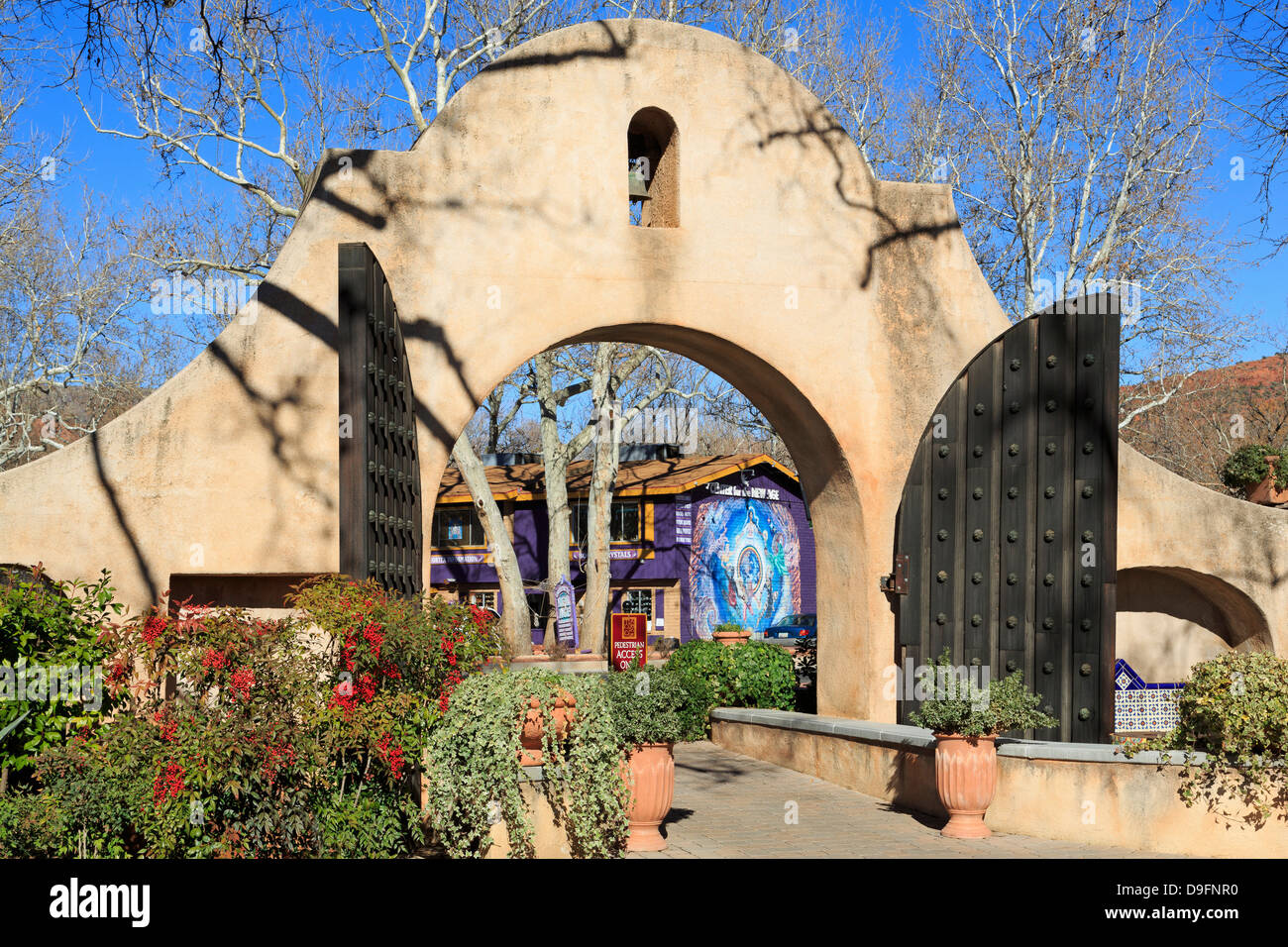 Tor zum Dorf Tlaquepaque, Sedona, Arizona, USA Stockfoto
