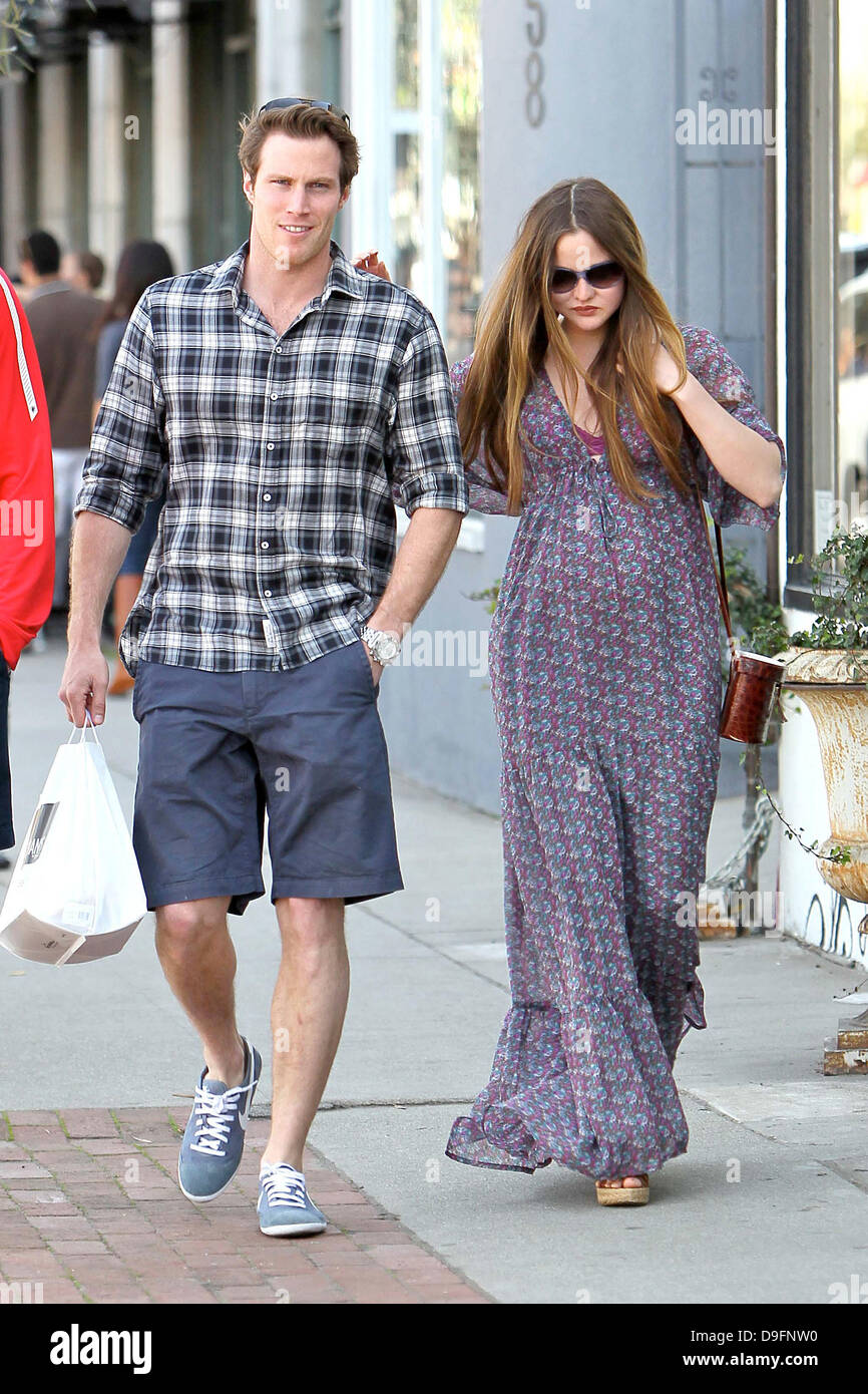 Hochschwangere Devon Aoki und ihr Verlobter James Bailey verlassen Joans auf Dritte in West Hollywood. Los Angeles, Kalifornien - 05.03.11 Stockfoto