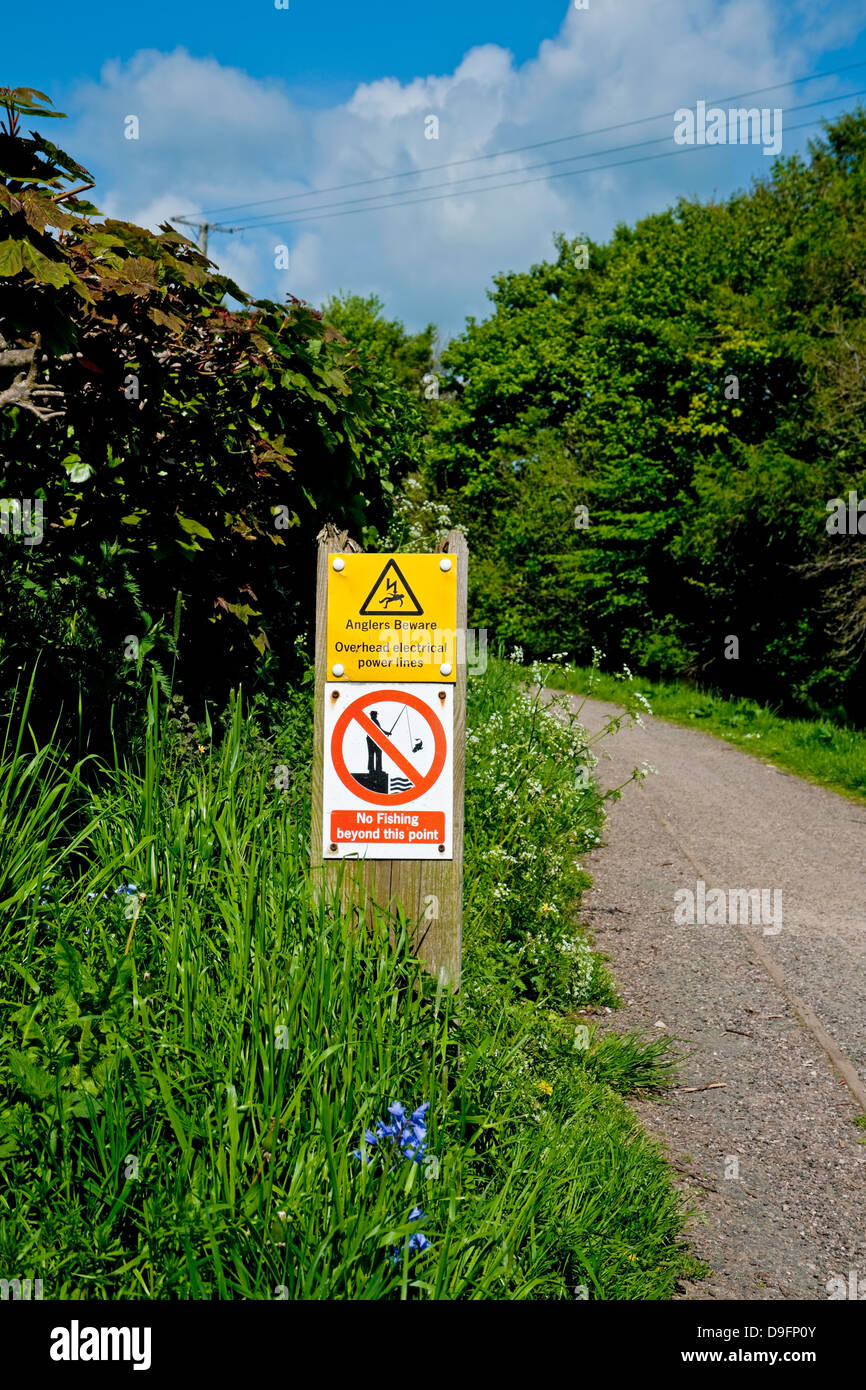 Kein Fischen und Anglern Vorsicht bei Stromkabeln, Warnschildern auf dem Kanalschleppweg Carnforth Lancashire England Großbritannien Großbritannien Großbritannien Großbritannien Großbritannien Stockfoto