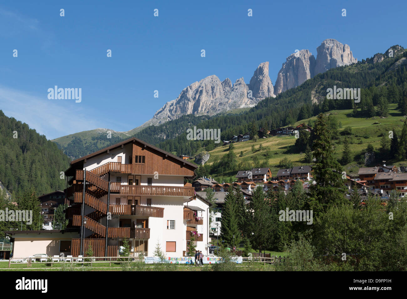 Canazei mit Langkofel Berge der Dolomiten, Trentino-Alto Adige, Italien Stockfoto
