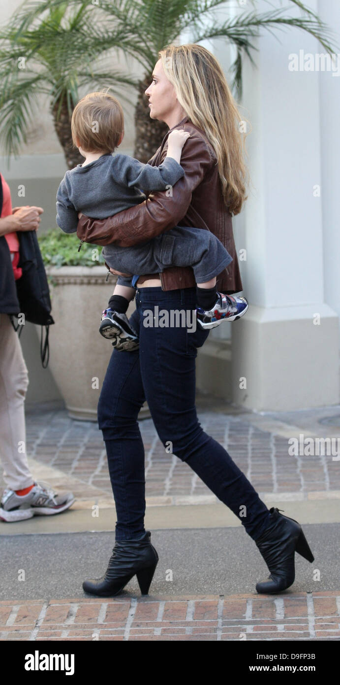 Bob Sheen und Brooke Mueller Brooke Mueller shopping in The Grove mit ihr zwei Söhne Los Angeles, Kalifornien - 05.03.11 Stockfoto