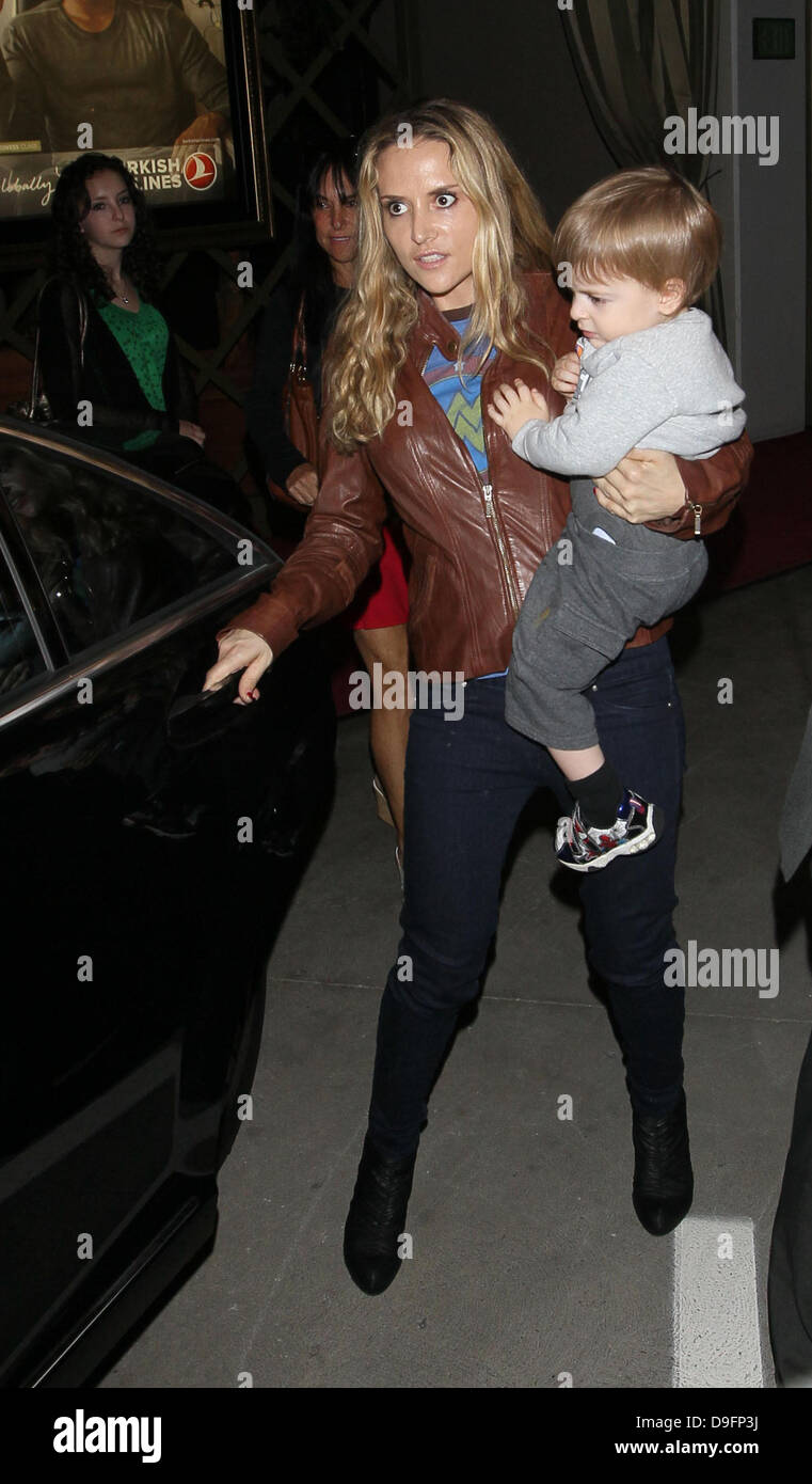 Bob Sheen und Brooke Mueller Brooke Mueller verlassen The Grove mit ihr zwei Söhne Los Angeles, Kalifornien - 05.03.11 Stockfoto