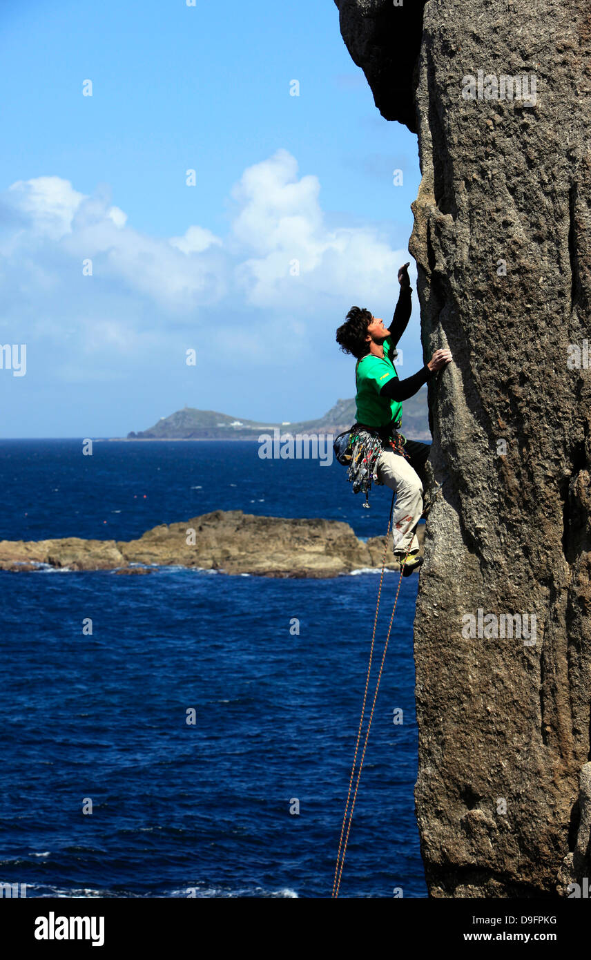 Ein Bergsteiger skaliert Klippen von Sennen Cove, Cornwall, England, UK Stockfoto