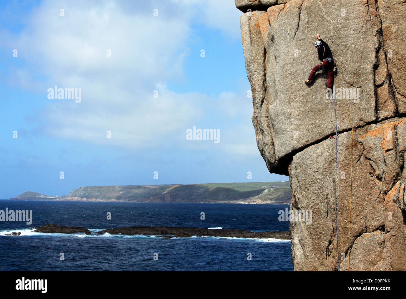 Ein Bergsteiger skaliert Klippen von Sennen Cove, Cornwall, England, UK Stockfoto