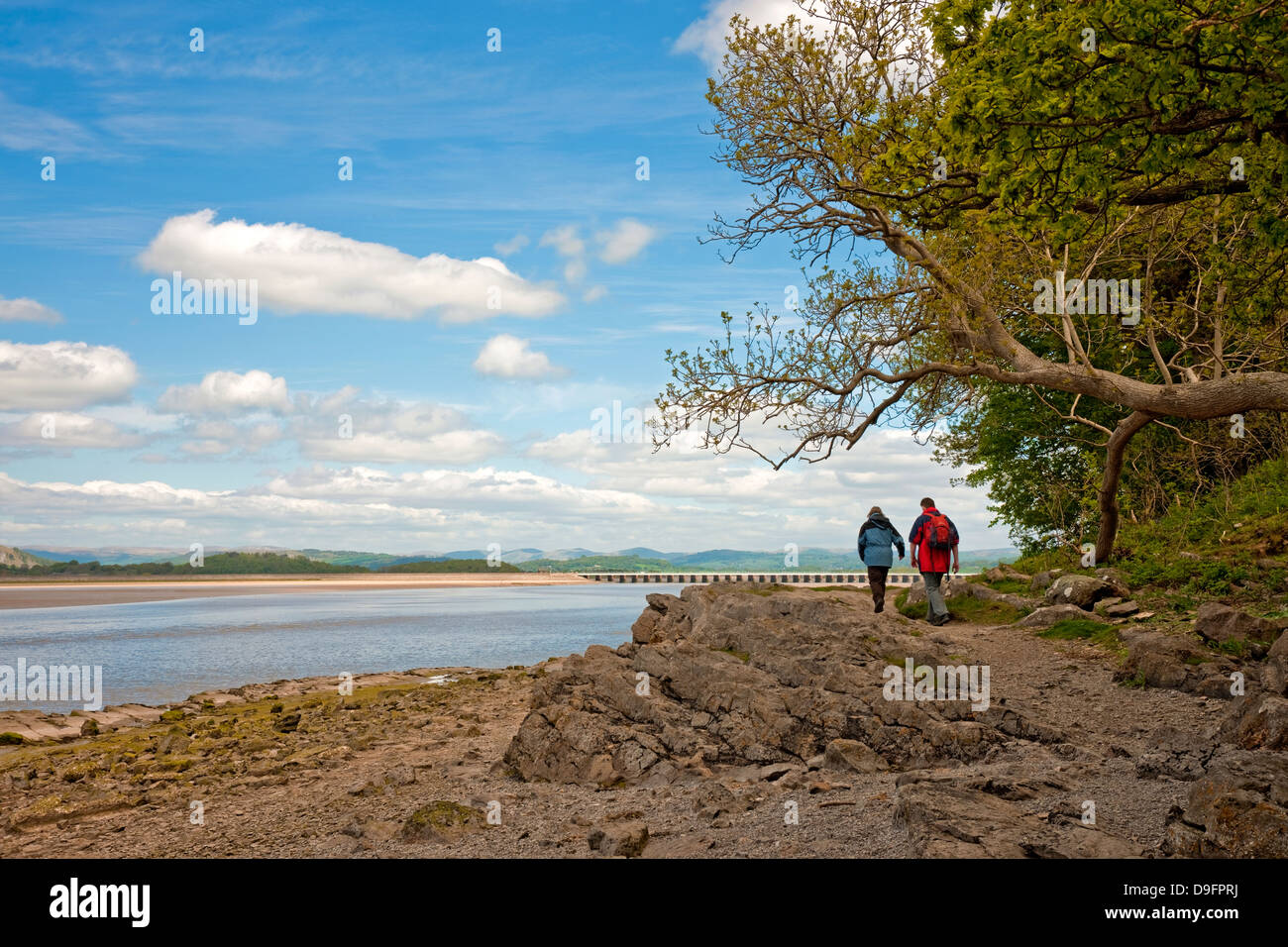 Menschen Touristen Besucher Spaziergänger in der Nähe der New Barn Bay Mündung Arnside Cumbria England GB Großbritannien Vereinigtes Königreich Stockfoto