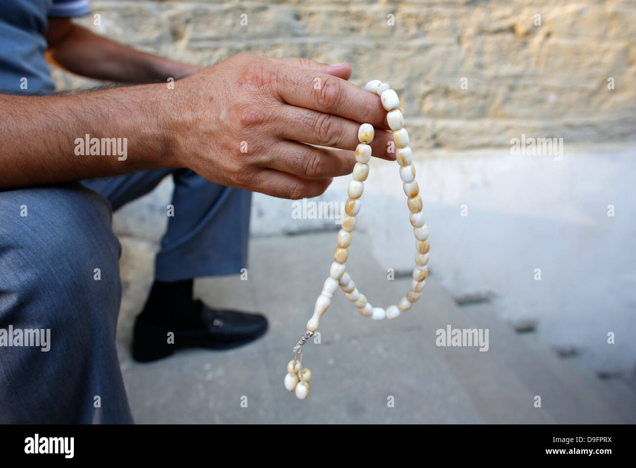 Mann hält Gebetsketten, Baku, Aserbaidschan, Zentralasien Stockfoto