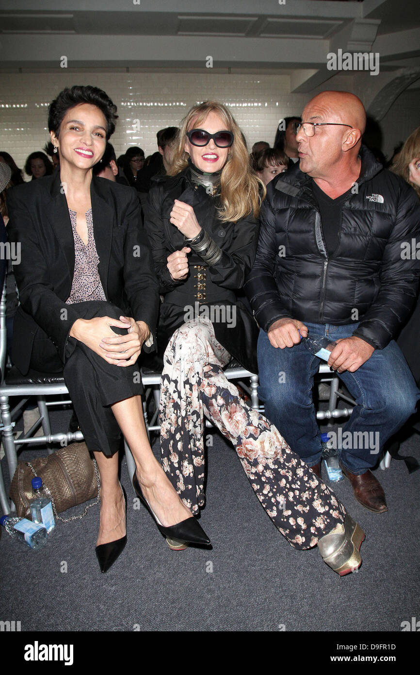 Farida Khelfa, Arielle Dombasle und Jean-Baptiste Mondino Paris Fashionweek bereit Herbst/Winter 2011 - Gaultier - Front Row Paris, Frankreich - 05.03.11 zu tragen Stockfoto