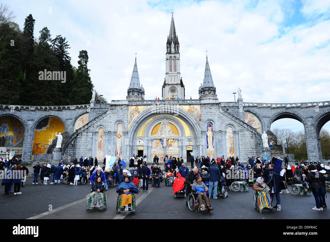 Versammlung in Notre-Dame-du-Rosaire Basilika in der Stadt von Lourdes, Hautes-Pyrénées, Frankreich Stockfoto