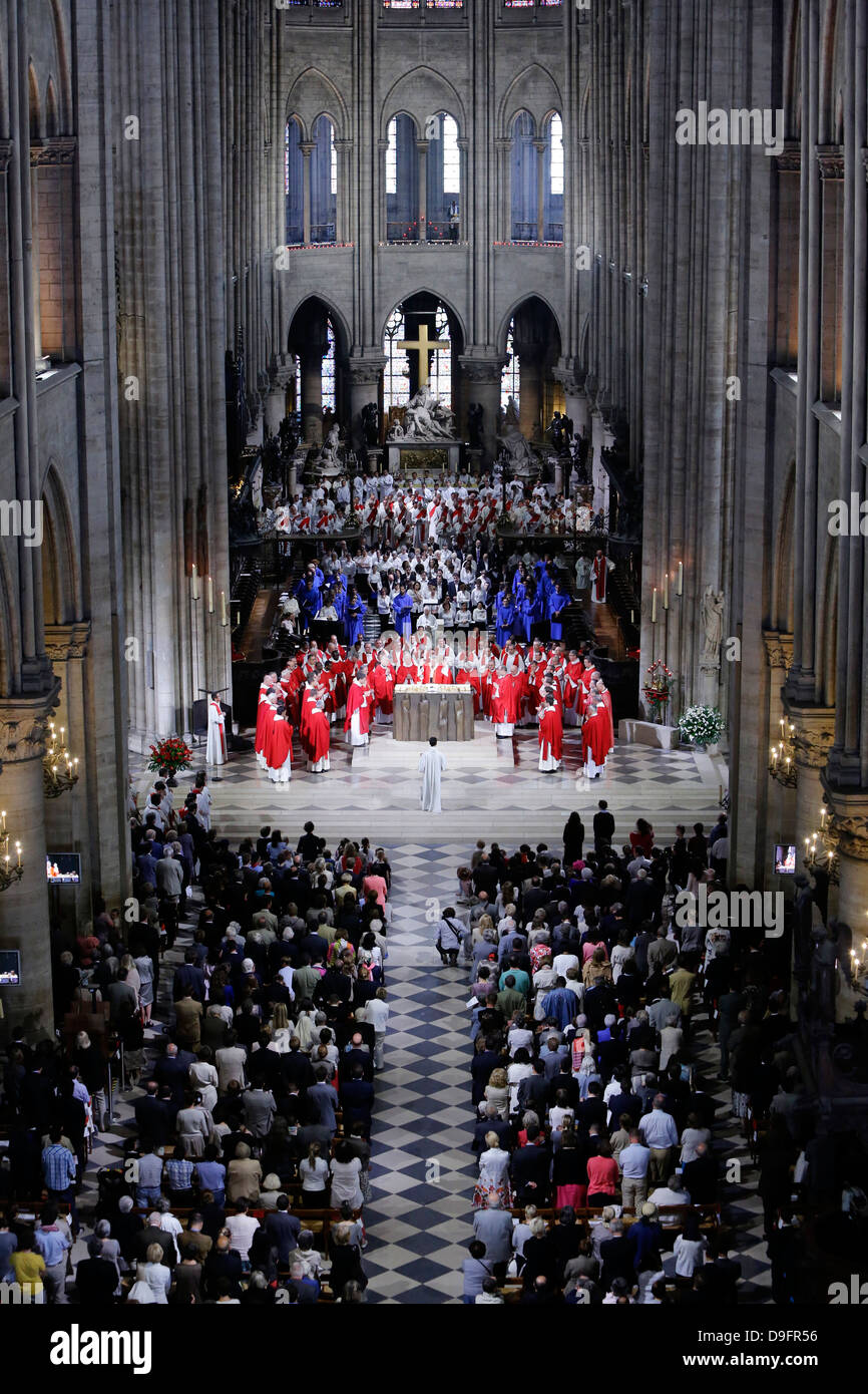 Priesterweihen gefeiert von Kardinal André Vingt-Trois, in der Kathedrale von Notre-Dame de Paris, Paris, Frankreich Stockfoto