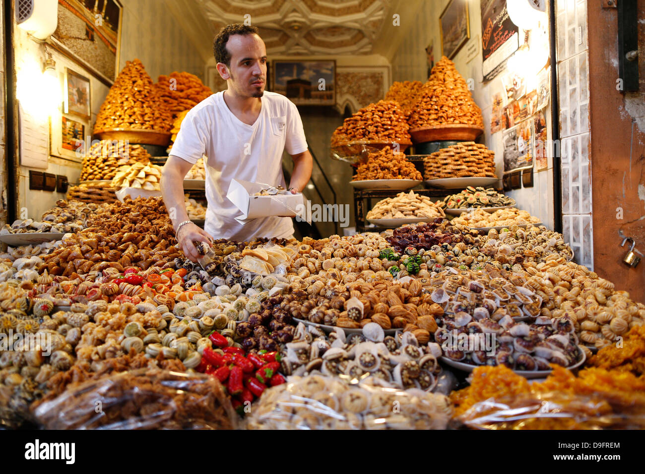 Süßigkeiten und Gebäck am Markt stand, Marrakesch, Marokko, Afrika Stockfoto