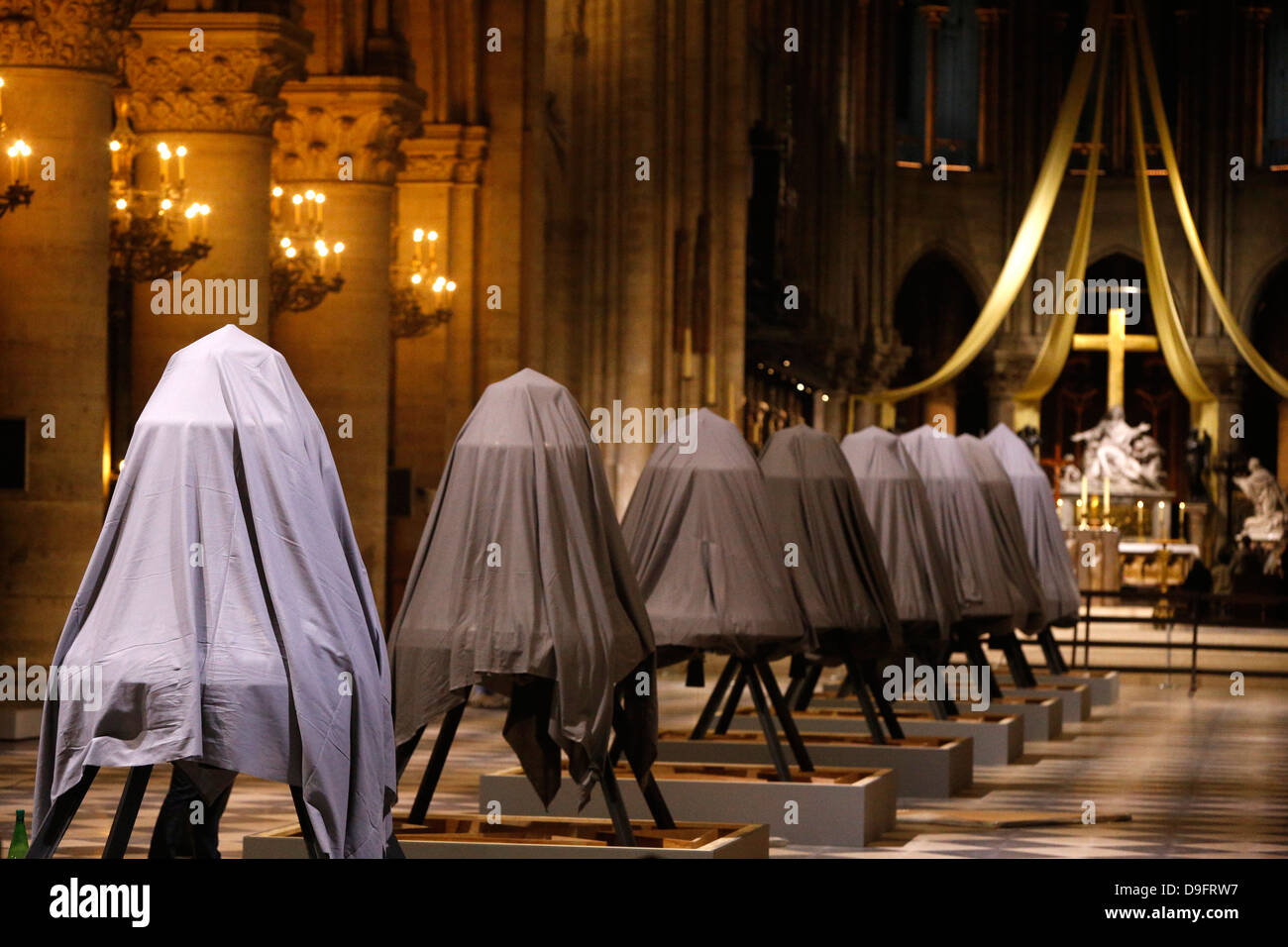 Ausstellung der neuen Glocken im Kirchenschiff, auf den 850. Jahrestag, Notre-Dame de Paris, Paris, Frankreich Stockfoto