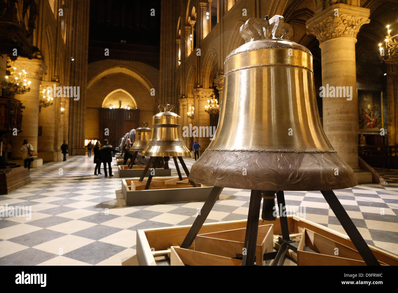 Ausstellung der neuen Glocken im Kirchenschiff, auf den 850. Jahrestag, Notre-Dame de Paris, Paris, Frankreich Stockfoto