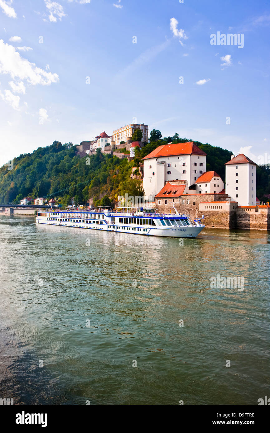 Kreuzfahrtschiff vorbei an der Donau, Passau, Bayern, Deutschland Stockfoto