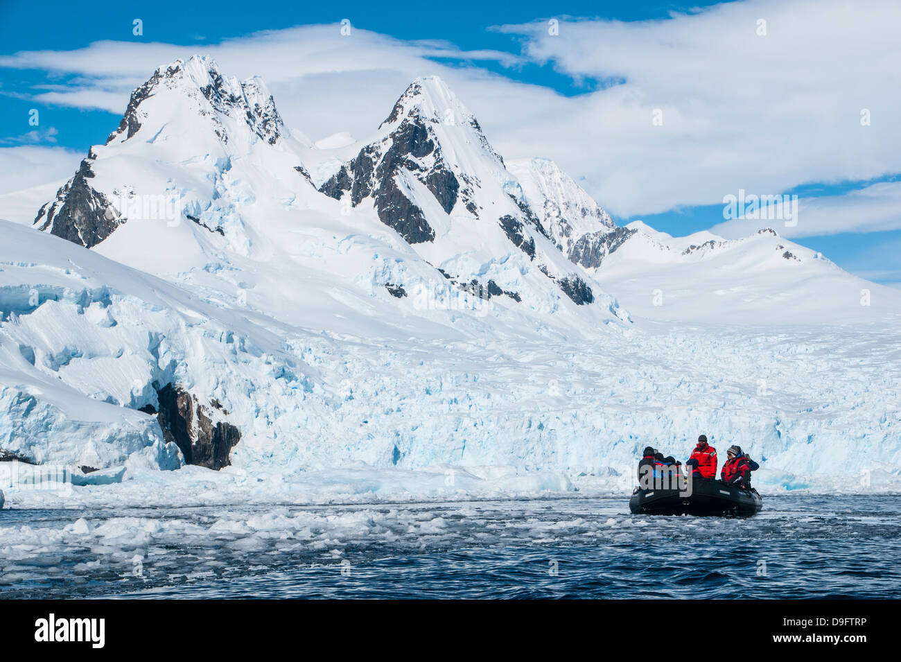 Touristen in einem Zodiac vor Gletscher in den Polargebieten Cierva Bucht, Antarktis, Stockfoto