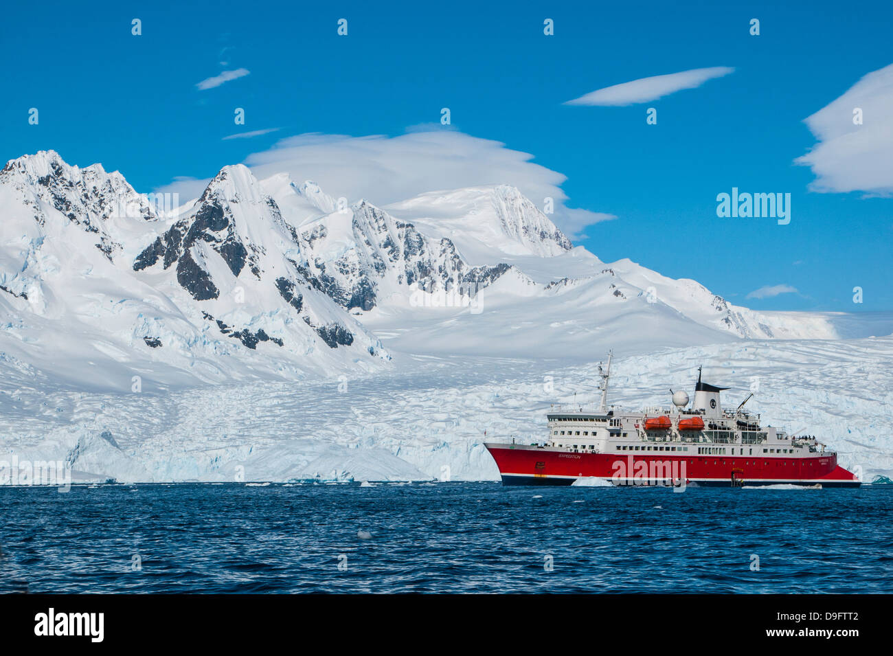 Kreuzfahrtschiff vor den Gletschern der Cierva Bucht, Antarktis, Polarregionen Stockfoto