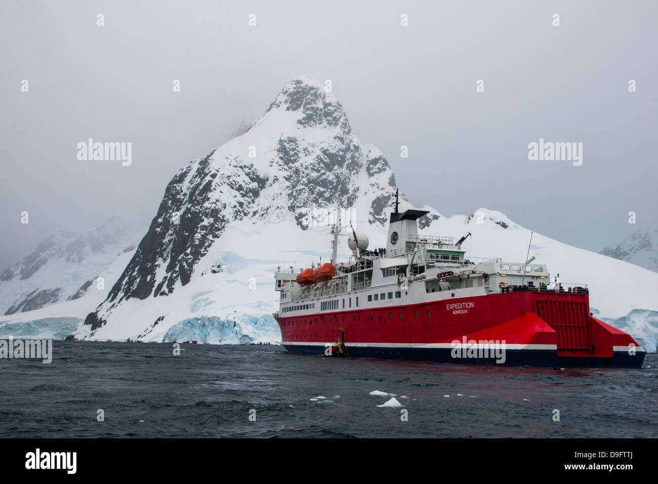 Kreuzfahrtschiff in den Polarregionen Lemaire-Kanal, Antarktis, Stockfoto