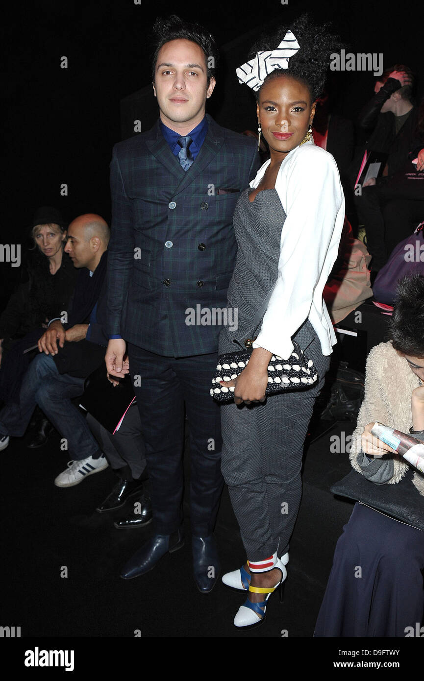 Dan Smith und Shingai Shoniwa Paris Fashionweek bereit Herbst/Winter 2011 - Leonard - Front Row Paris, Frankreich - 07.03.11 zu tragen Stockfoto