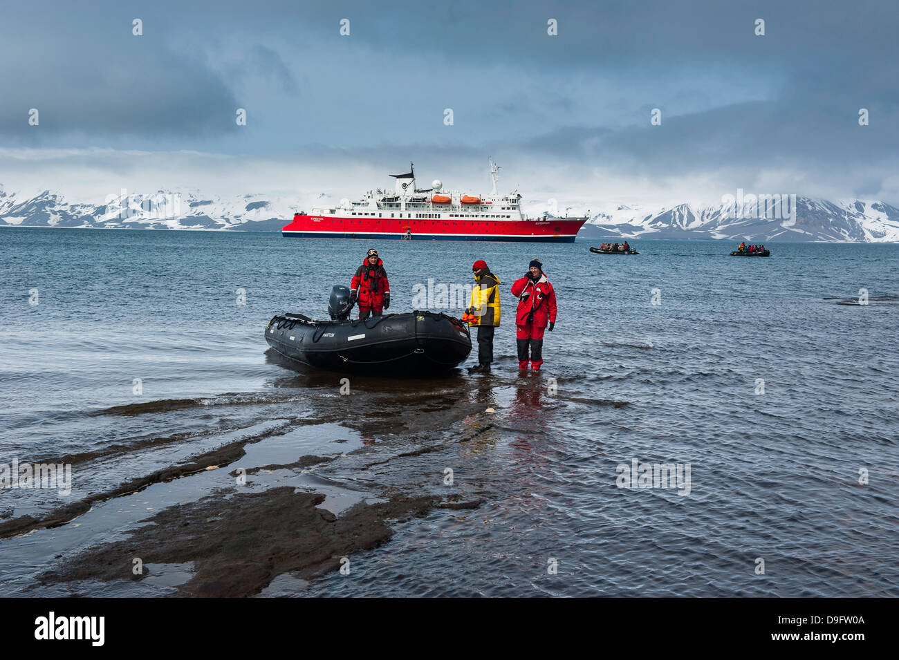 Touristen auf einem Tierkreis Landung auf Deception Island, Süd-Shetland-Inseln, Antarktis, Polarregionen Stockfoto