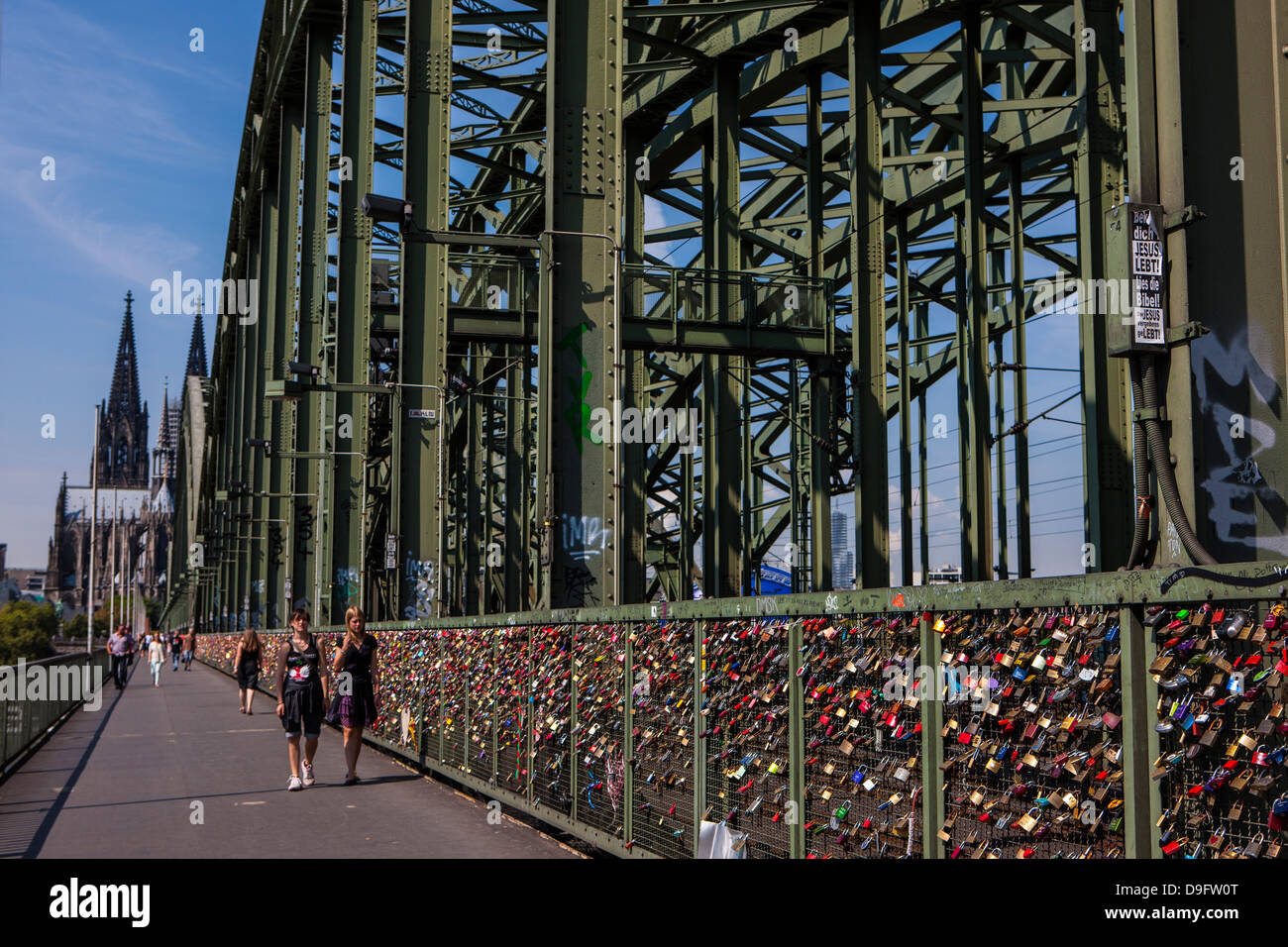 Rheinbrücke und Kathedrale von Köln über den Rhein, Köln, Nordrhein-Westfalen, Deutschland Stockfoto