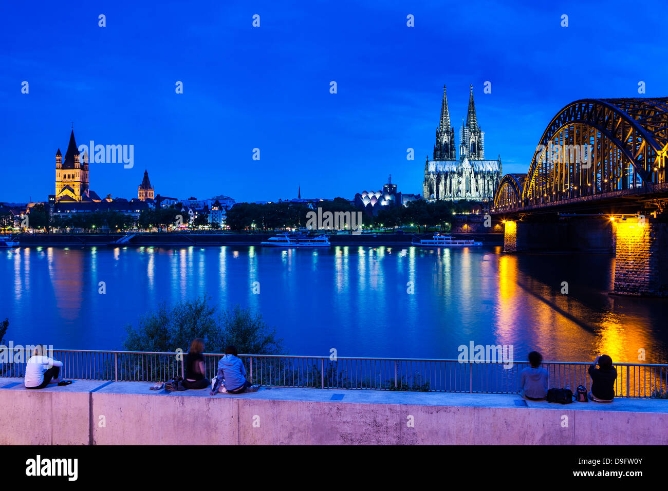 Rheinbrücke und Kathedrale von Köln über den Rhein bei Nacht, Köln, Nordrhein-Westfalen, Deutschland Stockfoto