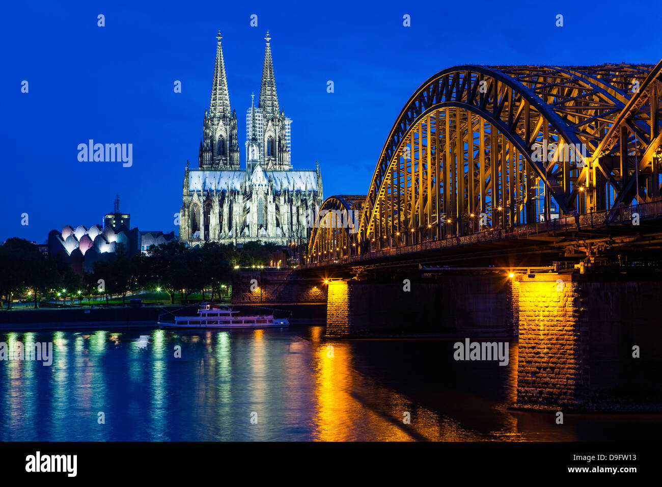 Rheinbrücke und Kathedrale von Köln über den Rhein bei Nacht, Köln, Nordrhein-Westfalen, Deutschland Stockfoto