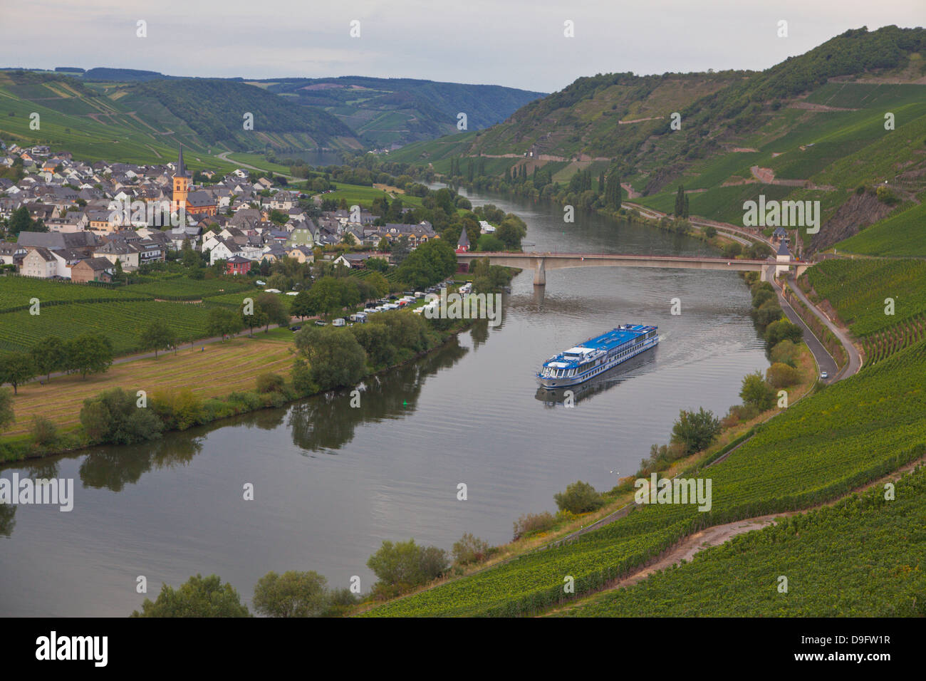 Flusskreuzfahrtschiff auf dem Fluss Mosel, Deutschland Stockfoto