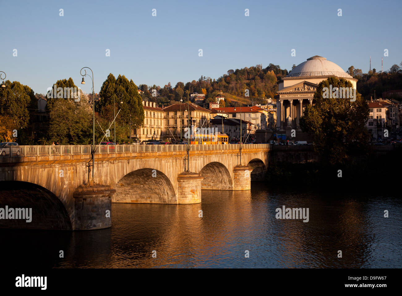 Fluss Po, Vittorio Emanuele ich überbrücken und Gran Madre di Dio Kirche, Turin, Piemont, Italien Stockfoto