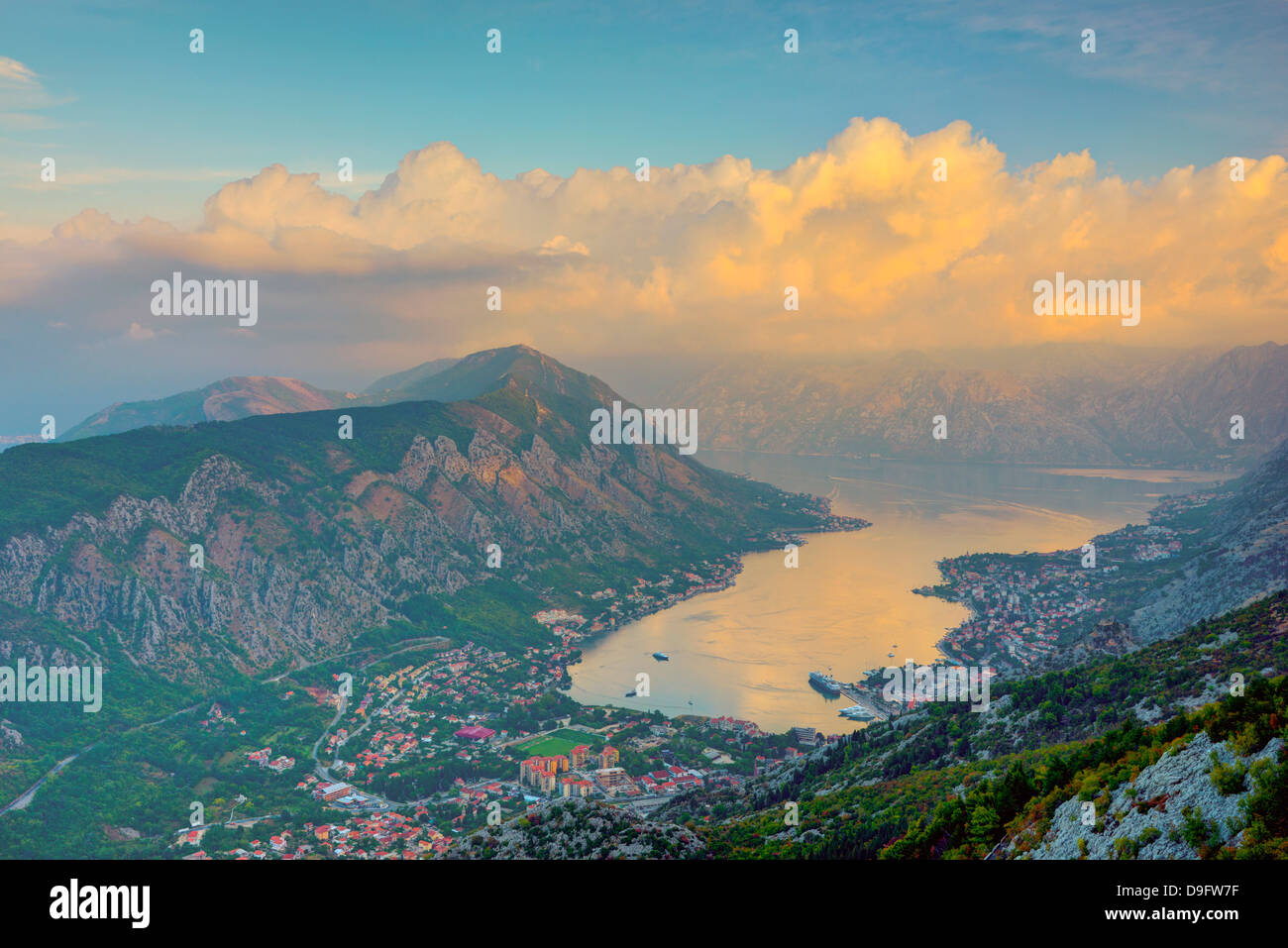 Kotor Stadt im Vordergrund, Bucht von Kotor, UNESCO World Heritage Site, Montenegro Stockfoto