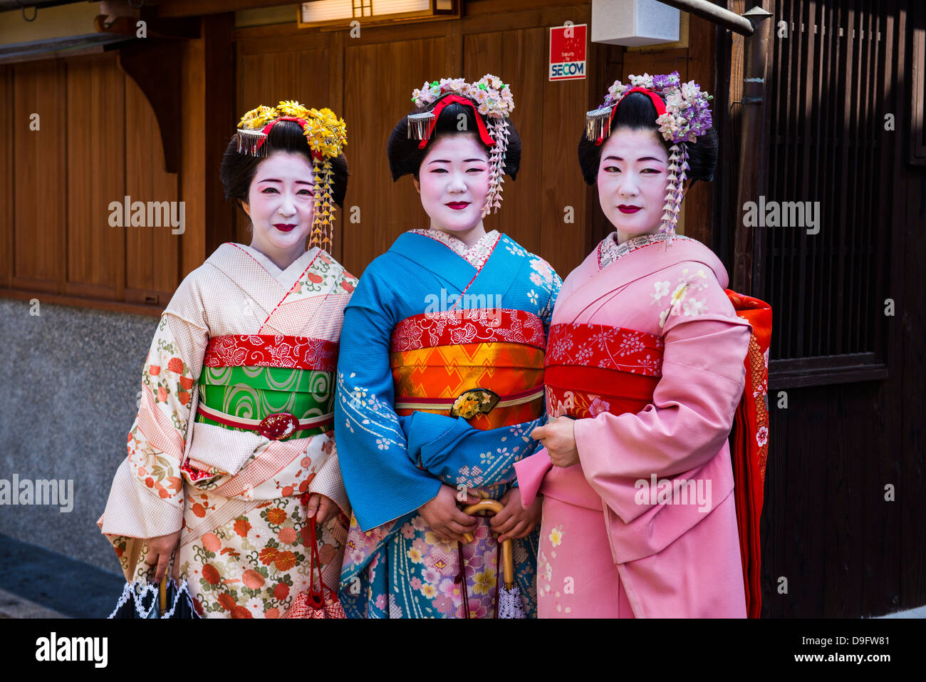 Traditionell gekleidete Geishas in der Altstadt von Kyoto, Japan Stockfoto