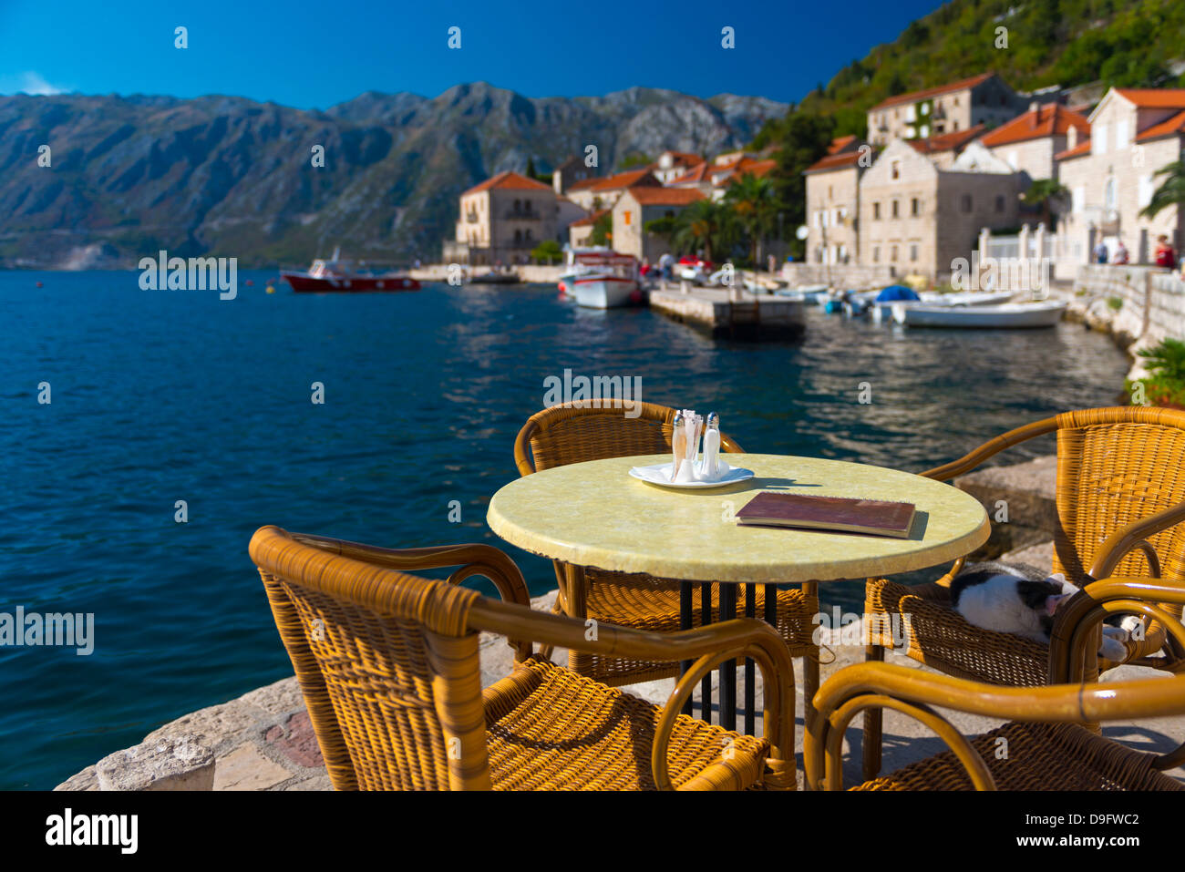 Montenegro, Bucht von Kotor, Perast, am Ufer Cafe Stockfoto