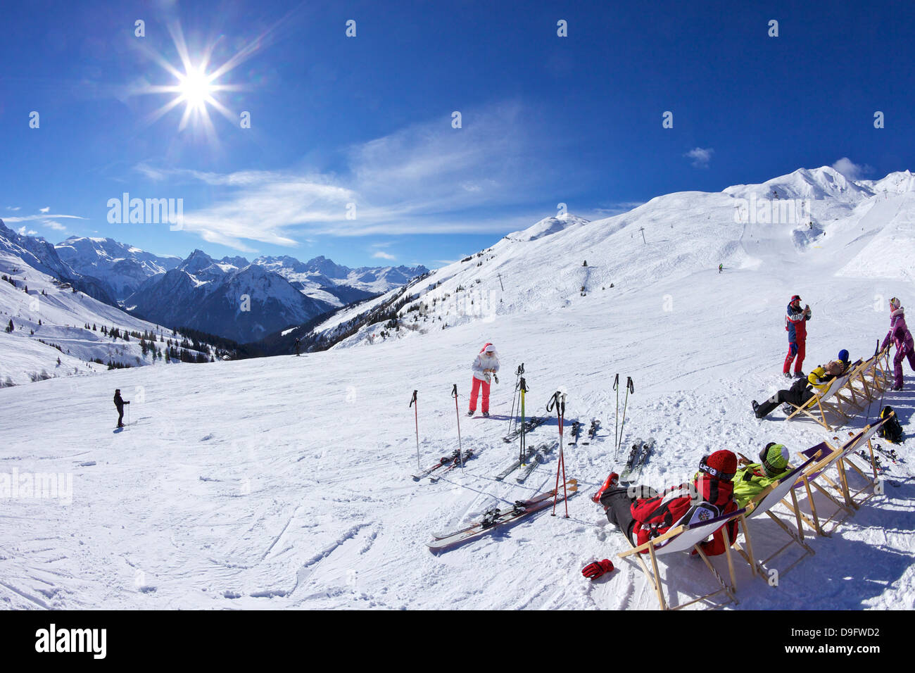 Skifahrer im Café in der Wintersonne, entspannende Verdons Sud, La Plagne, Französische Alpen, Frankreich Stockfoto