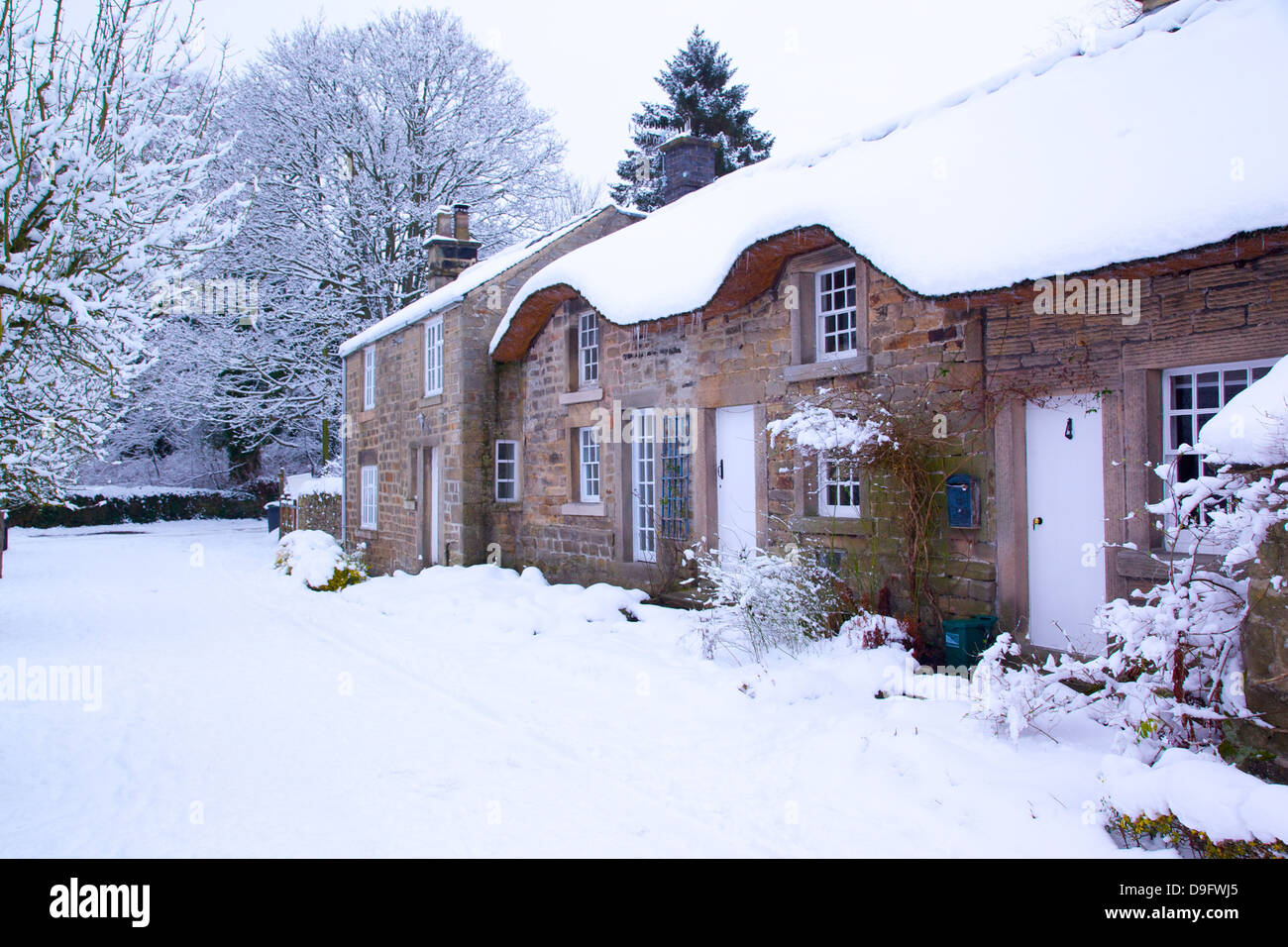 Strohgedeckten Hütten im Schnee, Baslow, Derbyshire Dales, Derbyshire, England, UK Stockfoto