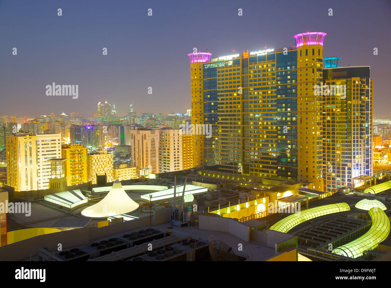 Grand Millennium Hotel und Al Wahda Mall bei Dämmerung, Abu Dhabi, Vereinigte Arabische Emirate, Naher Osten Stockfoto
