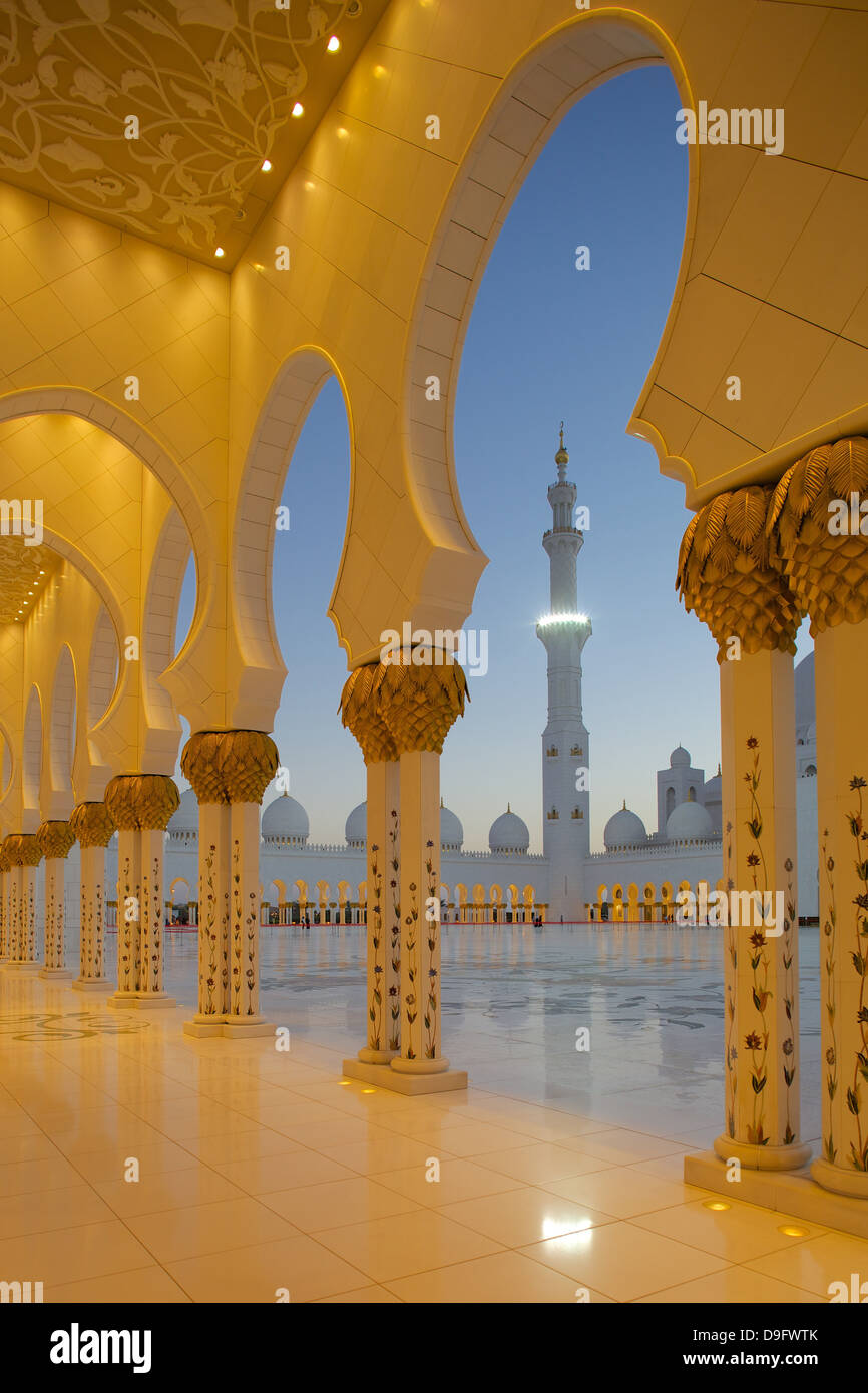Scheich Zayed Bin Sultan Al Nahyan Mosque bei Dämmerung, Abu Dhabi, Vereinigte Arabische Emirate, Naher Osten Stockfoto