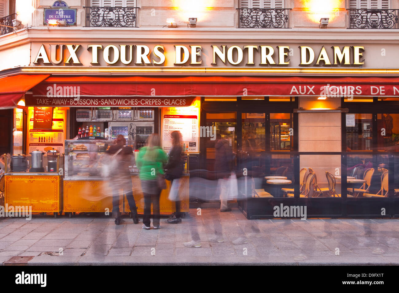 Touristen stehen Schlange für einen schnellen Snack vor einem Restaurant in Paris, Frankreich Stockfoto