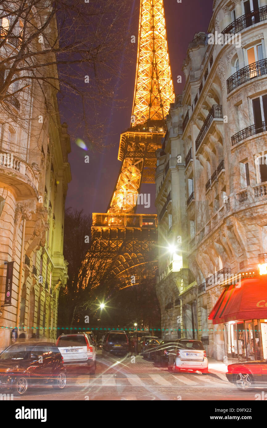 Der Eiffelturm beleuchtet in der Abenddämmerung in Zentral-Paris, Frankreich Stockfoto