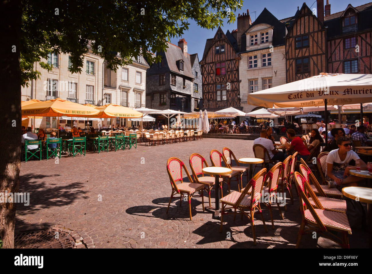 Menschen genießen die Restaurants in Place Plumereau, Vieux Tours, Tours, Indre-et-Loire, Frankreich Stockfoto