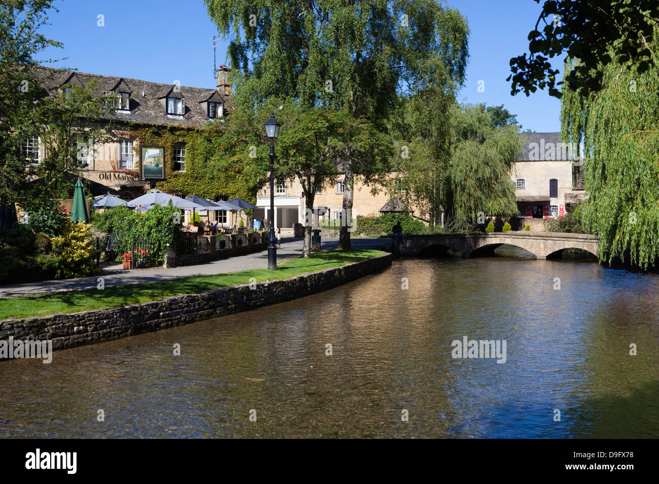 Blick entlang des River Windrush, Bourton-on-the-Water, Gloucestershire, Cotswolds, England, UK Stockfoto