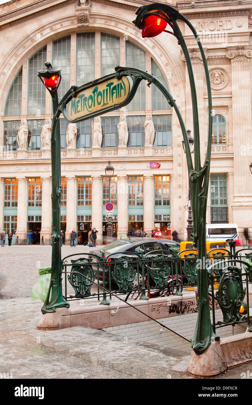 Die Jugendstil-Eingang zur u-Bahn Bahnhof Gare du Nord mit dem Hauptbahnhof hinter, Paris, Frankreich Stockfoto