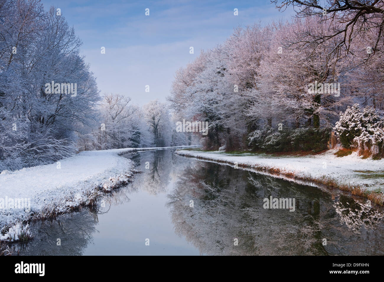Der Canal de Berry nach einer Schneedusche, Loir-et-Cher, Centre, Frankreich Stockfoto