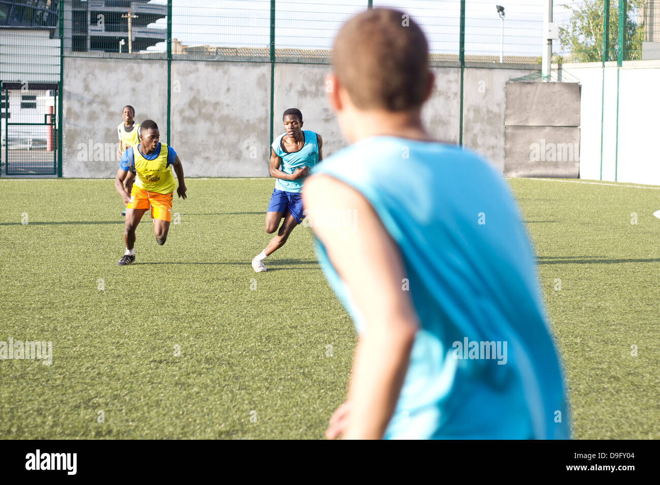 Junge Männer Fußball spielen. Fußball spielen. Stockfoto