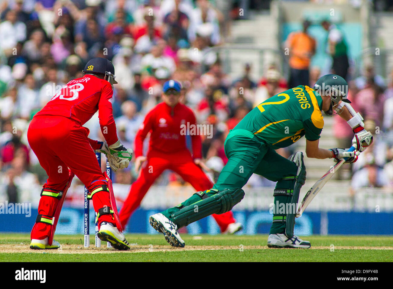 London, UK. 19. Juni 2013. Englands Jos Buttler fängt den Ball um Chris Morris während der ICC Champions Trophy Semi final internationalen Cricket-Match zwischen England und Südafrika bei The Oval Cricket Ground am 19. Juni 2013 in London, England zu schließen. (Foto von Mitchell Gunn/ESPA/Alamy Live-Nachrichten) Stockfoto