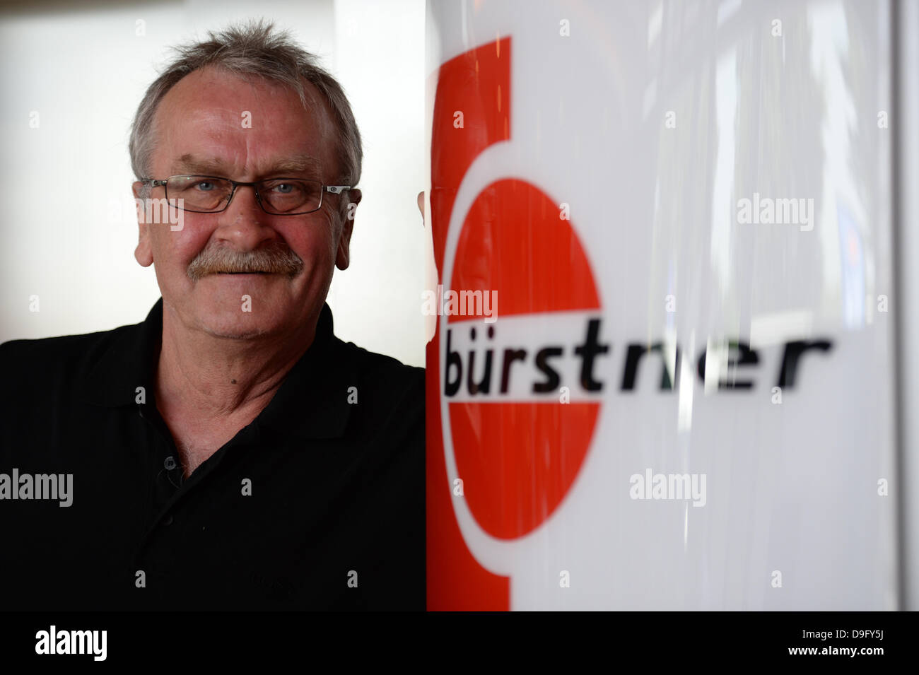 Managing Director Von Wohnwagen Und Anhanger Hersteller Burstner Klaus Peter Bolz Ist In Kehl Deutschland 19 Juni 2013 Abgebildet Die Wirtschaftliche Situation Hat Das Unternehmen Schwer 55 Jahre Nach Seiner Grundung Getroffen Das Unternehmen