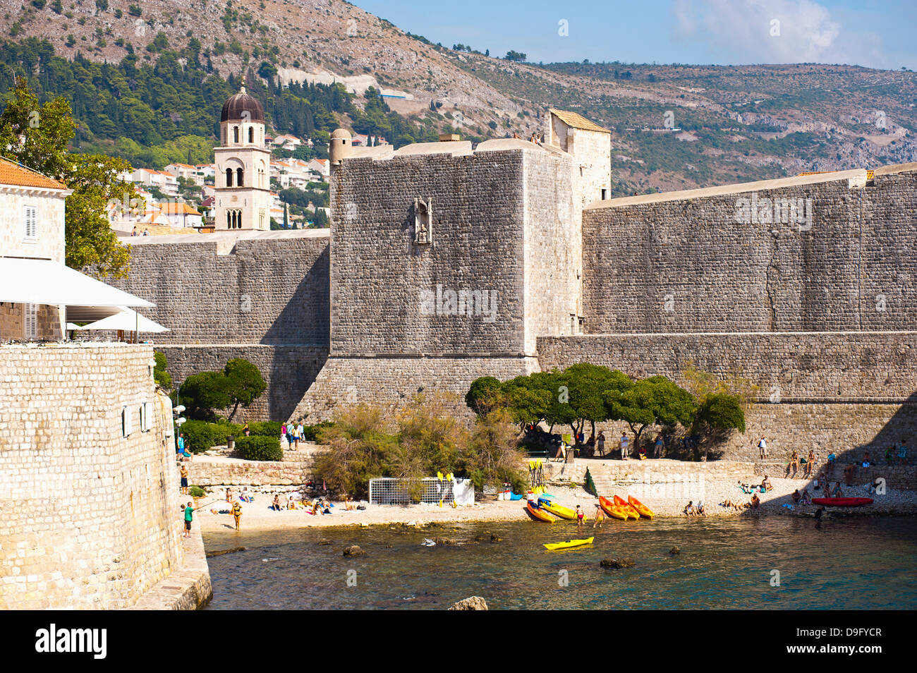 Franziskanerkloster und Dubrovnik Stadtmauer, UNESCO-Weltkulturerbe, Dubrovnik, Dalmatien, Kroatien Stockfoto